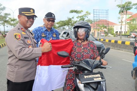 Sambut HUT RI ke 78, Polres PPU bersama Forkopimda Gelar Pembagian 10 Juta Bendera Merah Putih