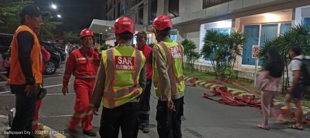 Respon Cepat Tim SAR Brimob Kaltim Datangi Lokasi Kebakaran di Balikpapan