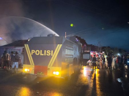 Polres Kutai Barat Turunkan Unit Water Canon, Bantu Padamkan Kebakaran Rumah di Melak