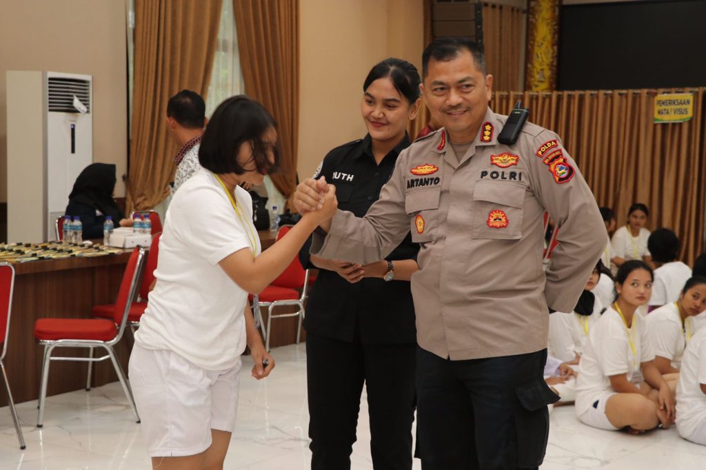 Pantau Proses Seleksi Penerimaan Polri Terpadu TA.2024, Kabid Humas Bersama Kabid Dokkes Polda Kaltim Tinjau Langsung Tes Rikkes Tahap I
