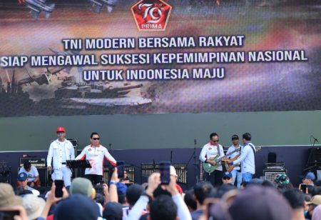 HUT ke-79 TNI, Panglima dan Kapolri Hibur Warga dengan Nyanyi Bareng