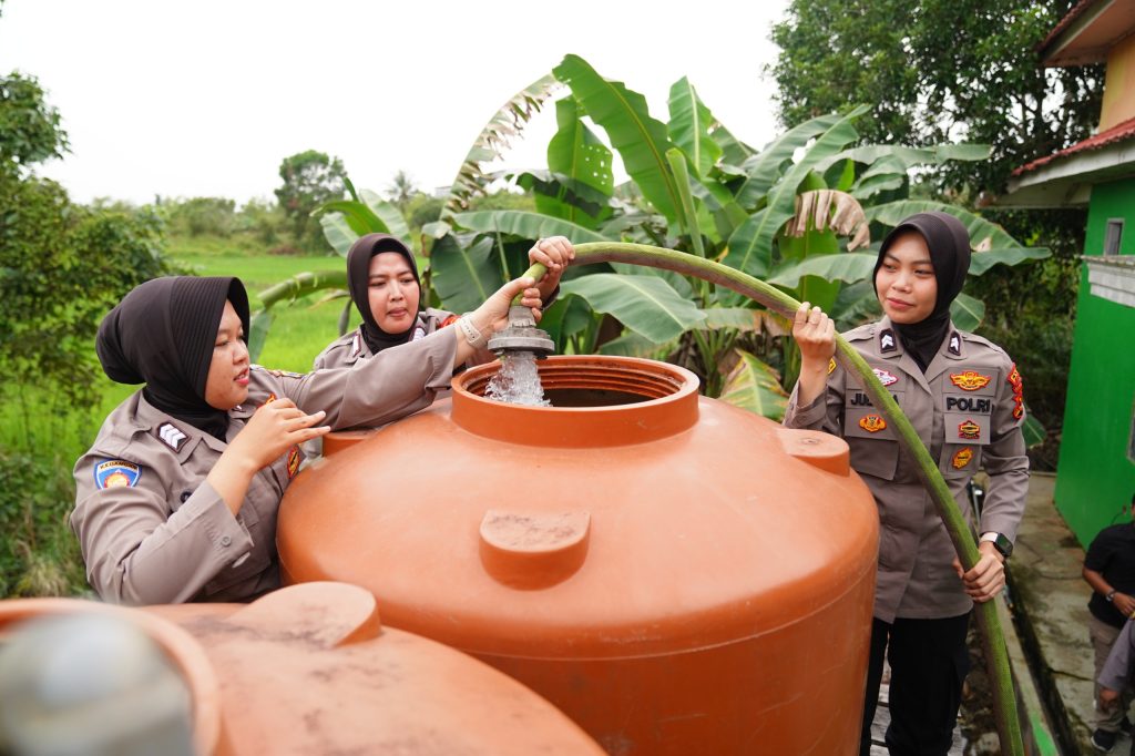 Polwan Polres Paser Gelar Bakti Sosial Pendistribusian Air Bersih di Desa Rantau Panjang