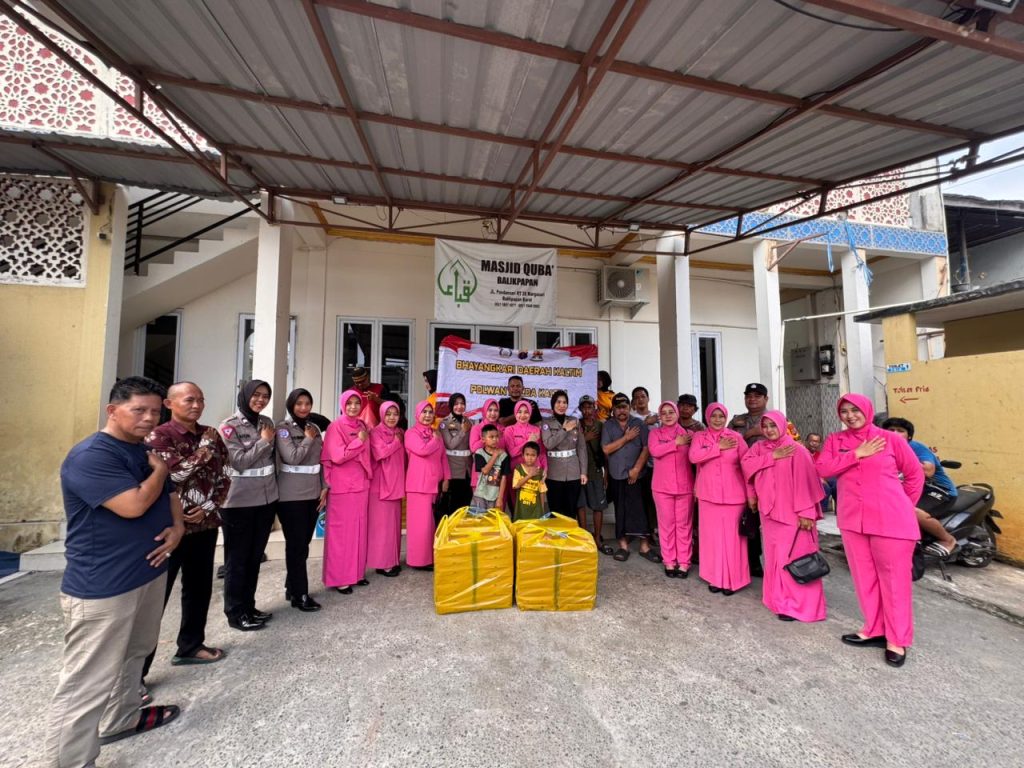 Polwan Ditlantas dan Bhayangkari Polda Kaltim Gelar Aksi Berbagi di Masjid Quba’ Balikpapan