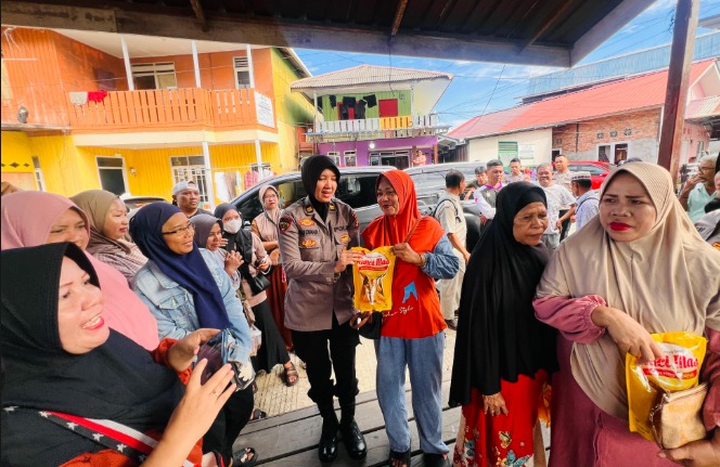 Terus Menebar Kepedulian, Polwan Polda Kaltim bersama Bhayangkari Daerah Kaltim Berbagi Sembako kepada Masyarakat yang Membutuhkan