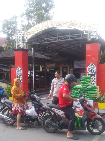 Polresta Balikpapan Hadir untuk Rakyat, Salurkan Beras Murah untuk Warga