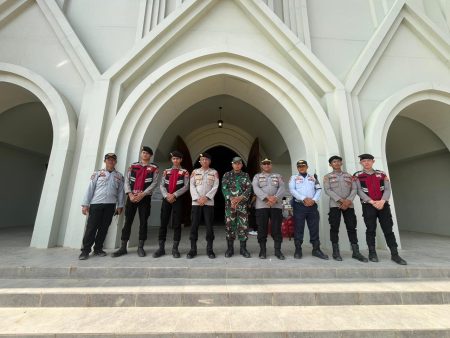 Pastikan Berjalan Aman dan Lancar, Polres Mahulu Amankan Pelaksanaan Misa Syukur di Gereja Katolik St. Bonifasius
