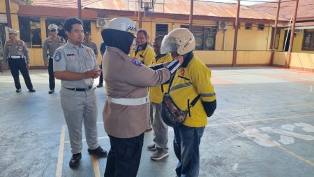 Wujudkan Tertib Berlalu Lintas, Sat Lantas Polres Paser Gandeng Komunitas Maxim Lewat Program Polantas Menyapa