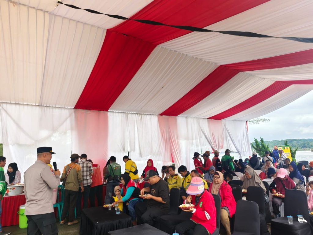 Hadirkan ‘Jumat Berkah’, Polres Kukar beri Santunan Sembako, Warung Gratis, dan Layanan Kesehatan untuk Masyarakat