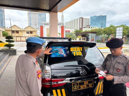 Sosialisasikan Layanan Aduan Secara Online, Polresta Balikpapan Lakukan Pemasangan Stiker Barcode Yanduan Propam pada Kendaraan Dinas