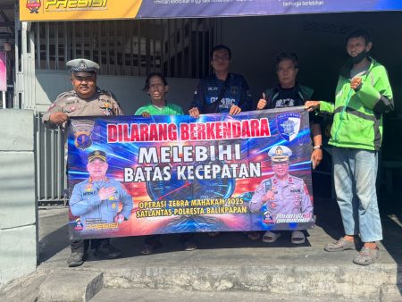 Sosialisasikan Ops.Zebra Mahakam 2025, Sat Lantas Polresta Balikpapan Bagikan 50 Voucher Kopi untuk Ojol