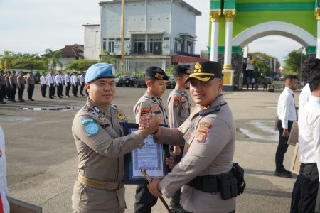 23 Personel Polres Paser Terima Penghargaan atas Prestasi dan Dedikasi dalam Bertugas
