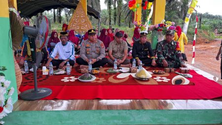 Polres Paser Dukung Pelestarian Budaya Lewat Kehadiran pada Ritual Adat Pelas Taon Desa Suliliran Baru