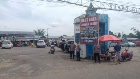 Polsek Kuaro Amankan Perlintasan Jamaah Muhibin Guru Sekumpul, Arus Lalu Lintas Tetap Lancar