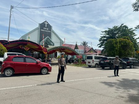 Ops.Lilin Mahakam 2025, Polres Paser Pastikan Pengamanan Ibadah di Sejumlah Gereja Berjalan Aman dan Kondusif