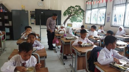 Polsek Samarinda Ulu Kawal Distribusi MBG, Ribuan Pelajar Terima Manfaat Program Gizi Gratis