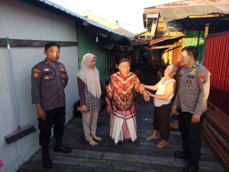 Aksi Kepedulian Polri, Personel Polsek KP Samarinda Antar Lansia Tersesat Kembali ke Keluarga