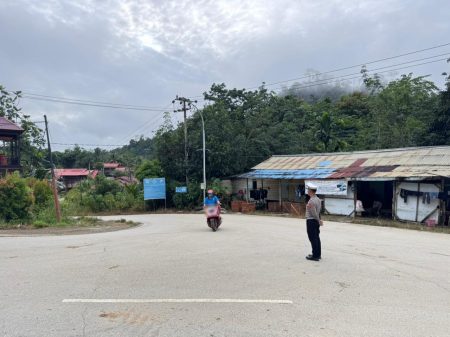 Wujudkan Kamseltibcarlantas, Personil Sat Lantas Polres Mahulu Rutin Lakukan Strong Point Pagi di Simpang Tikah