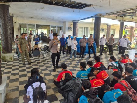 Cegah Kenakalan Pelajar, Polres Kubar bersama Satpol PP Lakukan Penertiban Siswa yang Bolos Sekolah