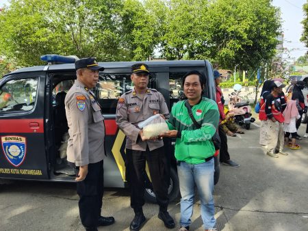 Warung Berkah Polres Kukar Hadir di Tenggarong, Warga Terima Bantuan Beras dan Pemeriksaan Kesehatan Gratis