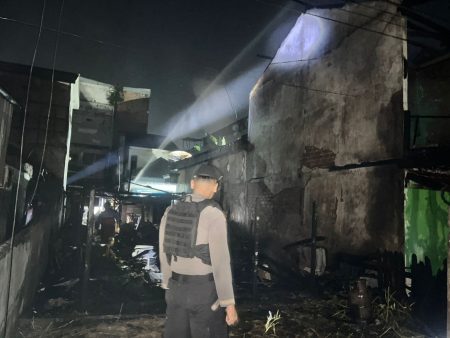 Gerak Cepat Tindak Lanjuti Laporan Masyarakat, Personil Sat Samapta Polresta Samarinda Turun Langsung Amankan Peristiwa Kebakaran di Gang Jamhari