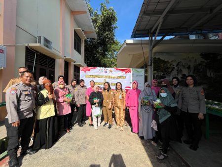 Polwan dan Bhayangkari Biro Logistik Polda Kaltim Salurkan Bantuan Sosial kepada Warga di Balikpapan