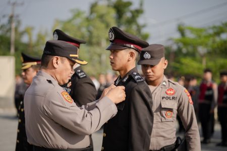 Apresiasi Dedikasi Pengabdian Personel terhadap Bangsa dan Negara, Polres Berau Gelar Upacara Penyematan Tanda Kehormatan Satyalancana