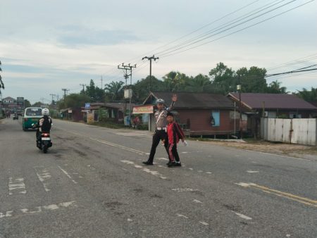 Sat Lantas Polres PPU Tingkatkan Keselamatan Pelajar Melalui Pengamanan Pagi Hari