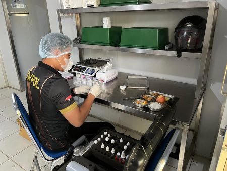 Biddokkes Polda Kaltim Laksanakan Pemeriksaan Food Safety di SPPG Stalkuda, Pastikan Makanan Aman Dikonsumsi