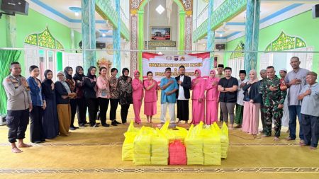 Polwan dan Bhayangkari Polda Kaltim Berbagi di Masjid Darussalam, Wujud Kepedulian kepada Masyarakat