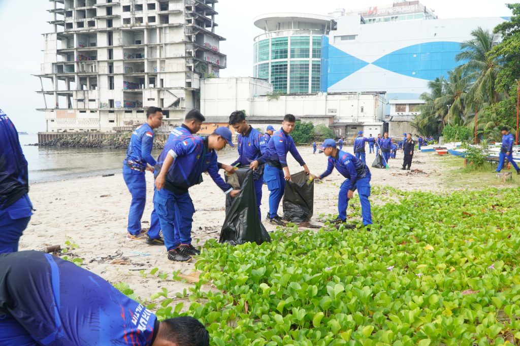 Peduli Lingkungan, Ditpolairud Polda Kaltim Turun Langsung Bersihkan Sampah di Pesisir