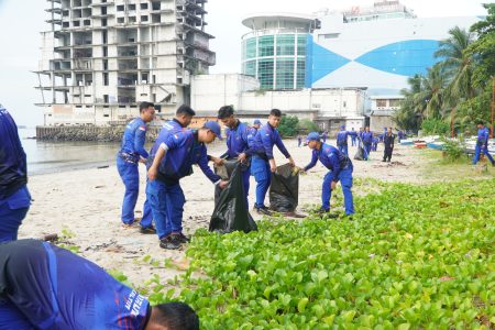 Peduli Lingkungan, Ditpolairud Polda Kaltim Turun Langsung Bersihkan Sampah di Pesisir