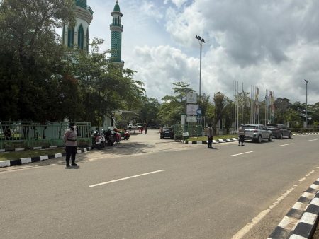 Pastikan Ibadah Berjalan Aman, Polres Kutim Libatkan Polwan dalam Pengamanan Sholat Jumat