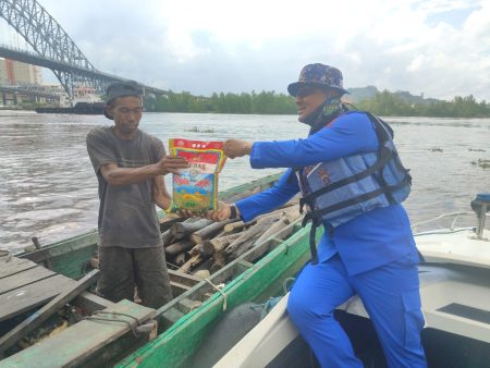 Jumat Berbagi, Sat Polairud Polresta Samarinda Bagikan Paket Sembako untuk Masyarakat Pesisir Mahakam
