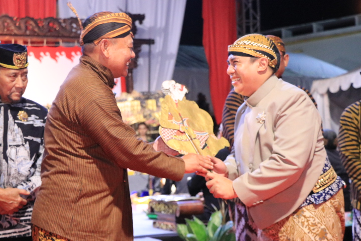 Pererat Persatuan dengan Masyarakat, Polda Kaltim Hadirkan Hiburan Budaya Wayang Kulit Polri di BSCC Dome Balikpapan