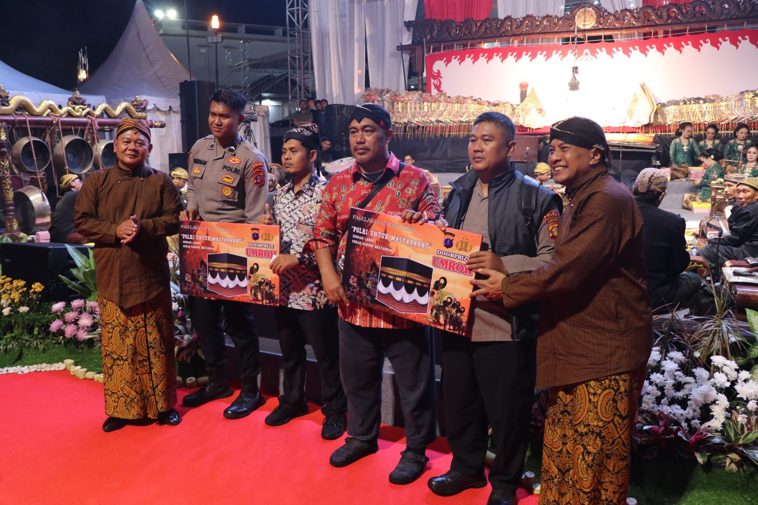 Polda Kaltim Serahkan Doorprize Spektakuler kepada Masyarakat di Pagelaran Wayang Kulit Polri BSCC Dome Balikpapan