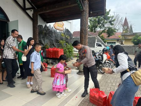 Bangun Kedekatan dengan Masyarakat, Sidokkes Polres Kukar Hadiri Minggu Kasih Bersama Jemaat GPIB Efata Tenggarong