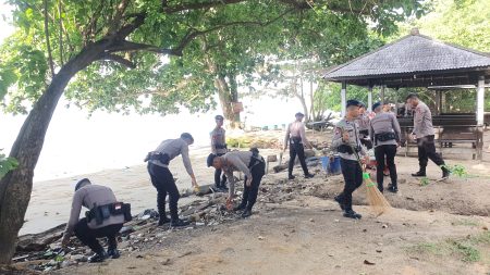 Dukung Program Pemerintah, Batalyon A Pelopor Brimob Kaltim Gelar Aksi Bersih Pantai di Stalkuda