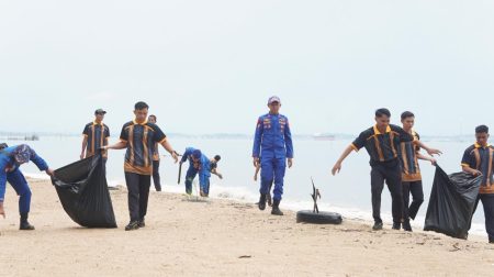 Dukung Arahan Presiden RI, Polres PPU Gelar Jum’at Bersih Pantai dan Kampanyekan Pengelolaan Sampah Berkelanjutan