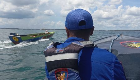 Sat Polairud Polresta Balikpapan Bersama Stakeholder Terkait Gerak Cepat Tangani Laporan Nelayan Jatuh di Perairan Balikpapan Timur