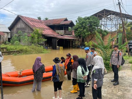 Polsek Sangatta Utara Update Situasi Banjir, Sejumlah Permukiman Terendam, Polisi Siaga Bantu Warga