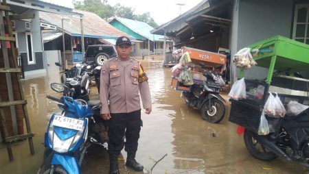 Luapan Sungai Sangatta Rendam Permukiman, Bhabinkamtibmas Polsek Sangatta Utara Lakukan Pemantauan dan Imbauan