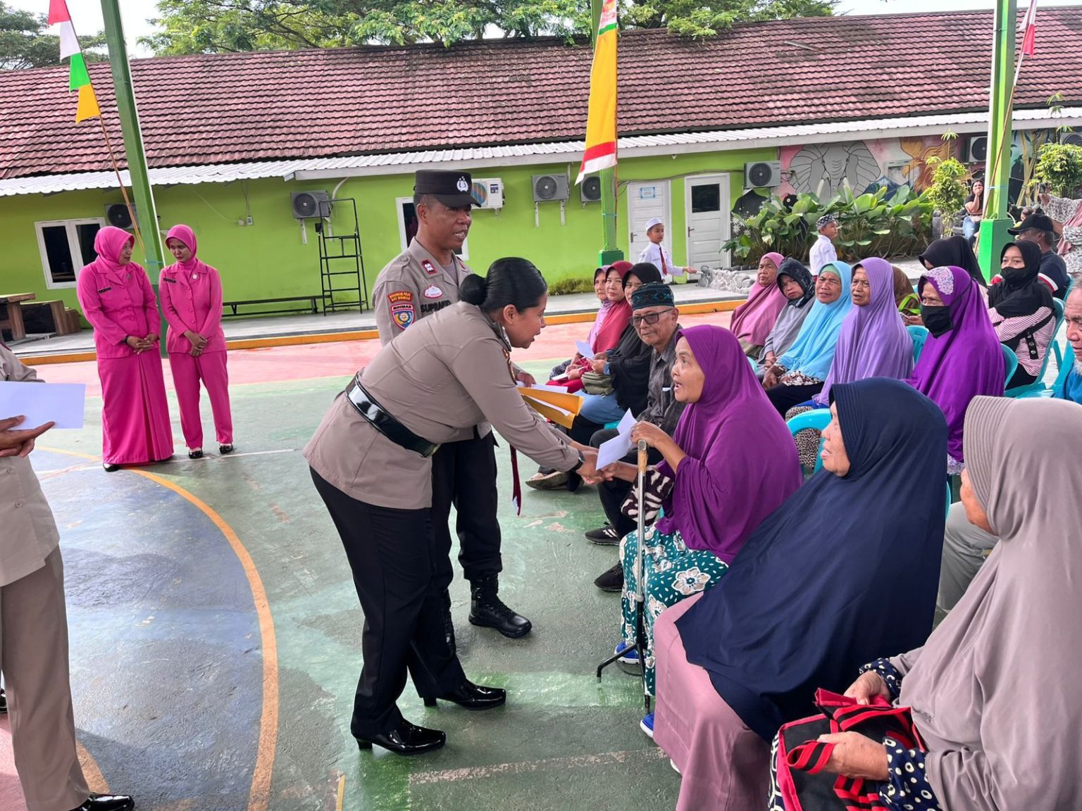 Wujud Kepedulian Sesama, Polwan Polda Kaltim bersama Bhayangkari Berbagi Tali Asih kepada Masyarakat