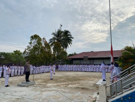 Kapolsek Muara Pahu Jadi Inspektur Upacara di SMPN 1 Muara Pahu, Tanamkan Nilai Disiplin Pelajar