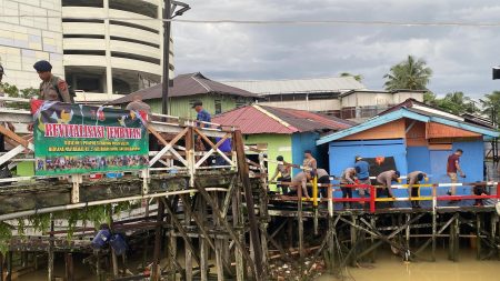 Satbrimob Polda Kaltim Bersama Warga Revitalisasi Jembatan RT 25 Kelurahan Damai, Tingkatkan Keselamatan dan Kenyamanan