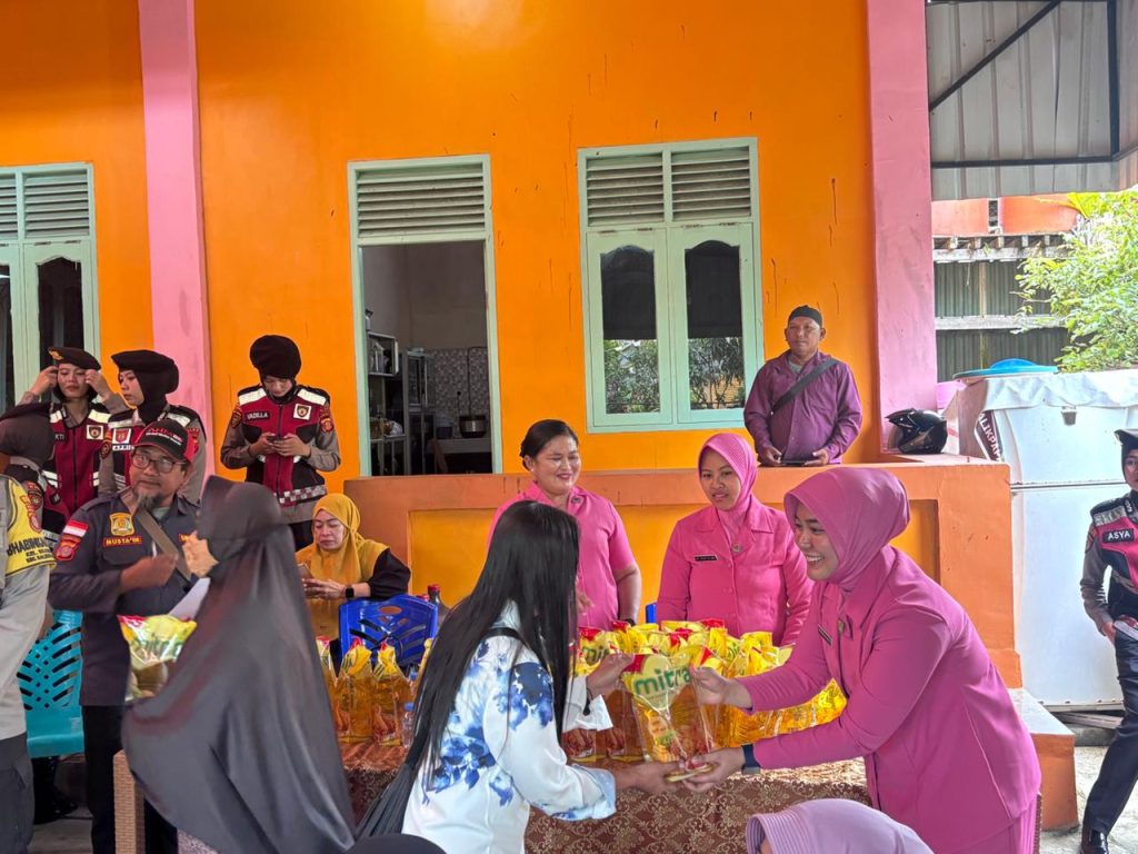 Polwan dan Bhayangkari Polda Kaltim Berbagi, Salurkan 100 Paket Minyak Goreng kepada Warga