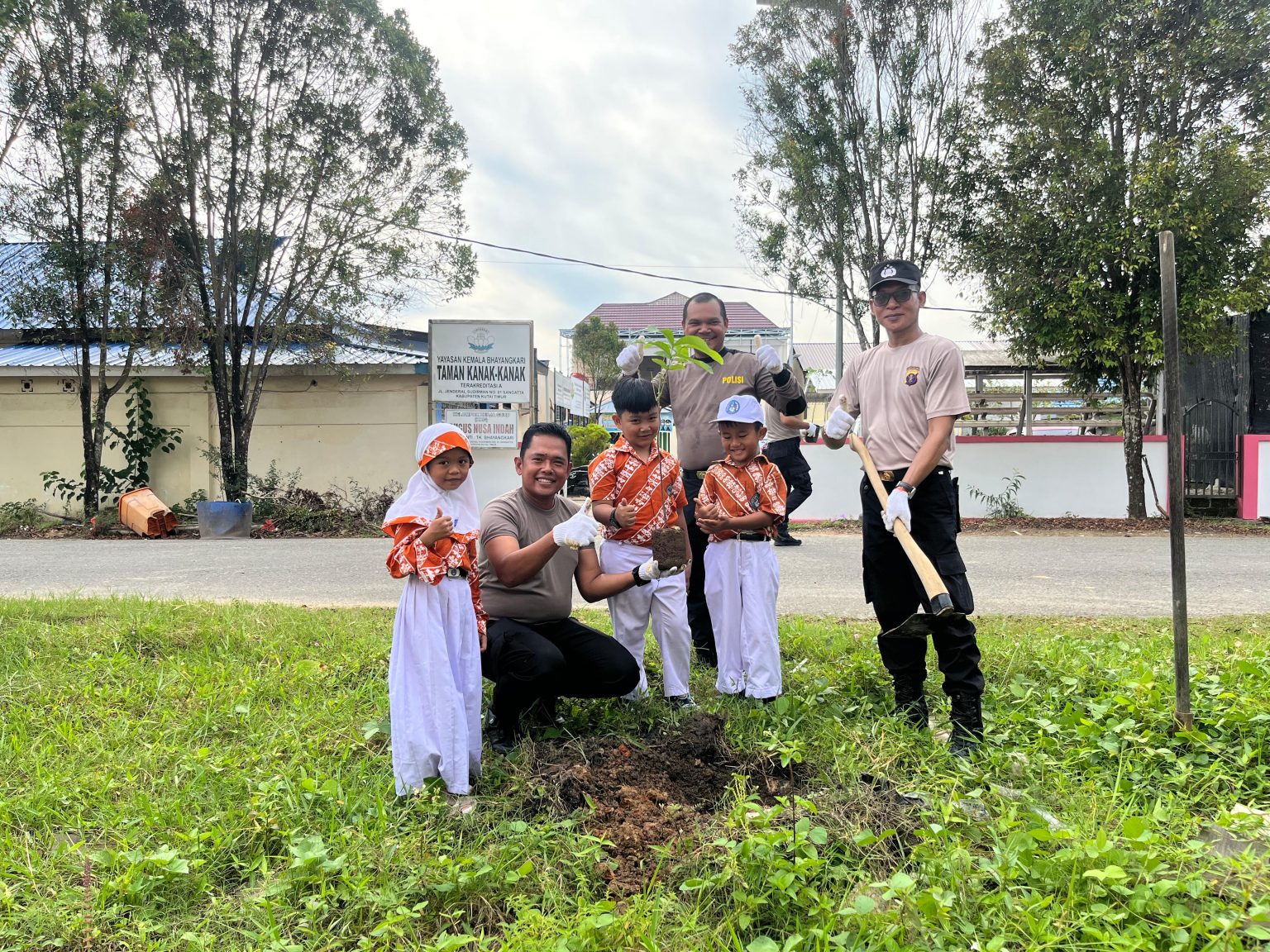 Polsek Sangatta Utara Gaungkan Gerakan Indonesia ASRI, Libatkan Siswa TK Kumala Bhayangkari Tanam Pohon di Mako