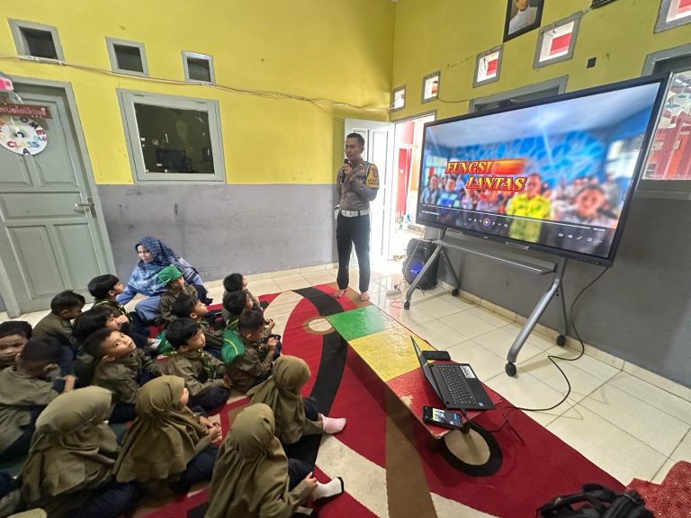 Sat Lantas Polres Berau Kenalkan Tertib Lalu Lintas Sejak Usia Dini di TK Aisyiyah Bustanul Athfal II