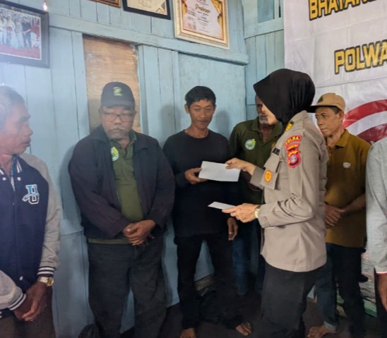 Wujud Aksi Kepedulian, Polwan Polda Kaltim Bersama Bhayangkari Berbagi Tali Asih kepada Masyarakat
