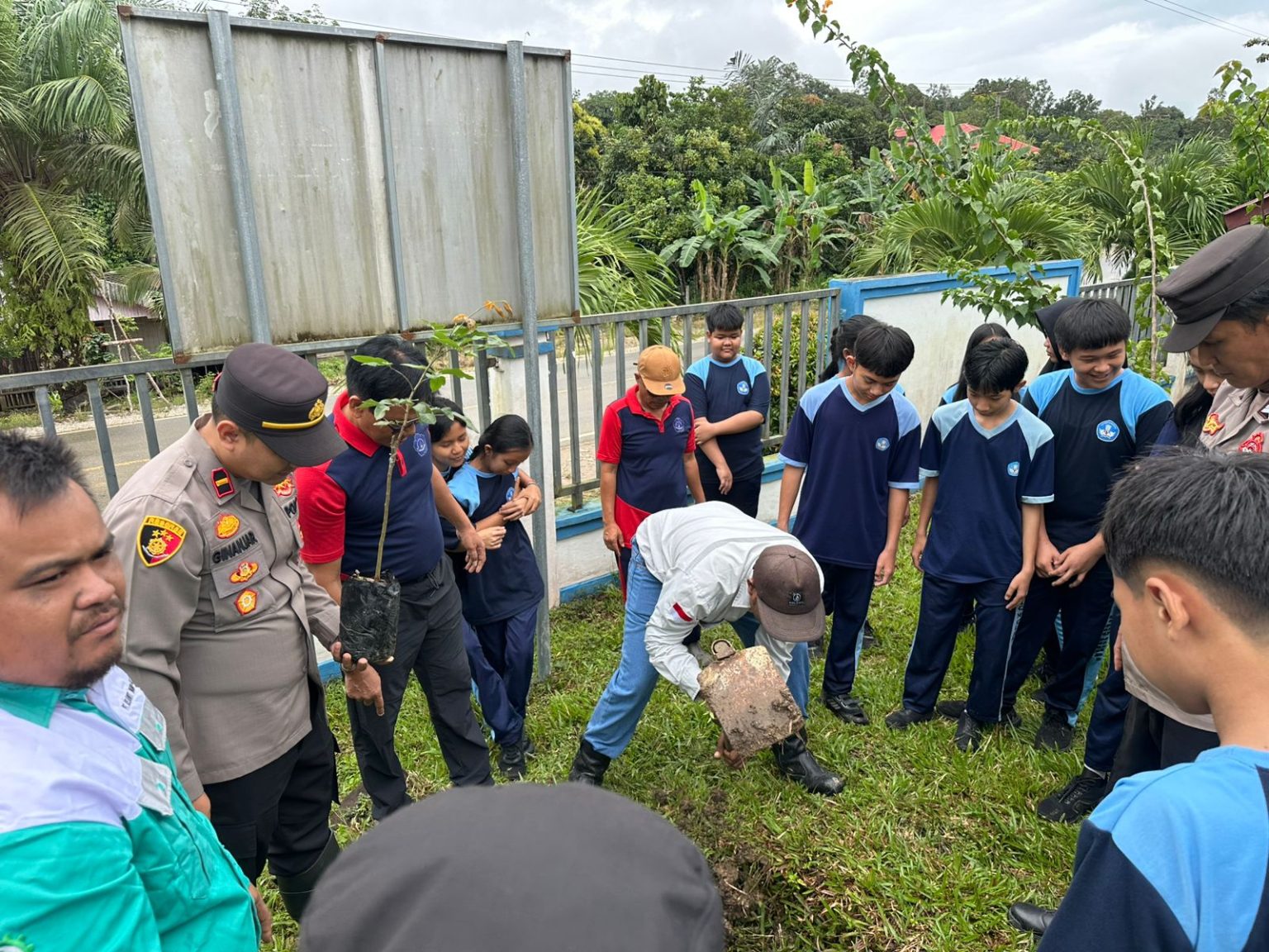 Polsek Siluq Ngurai Bersama PT KWL Tanamkan Kepedulian Lingkungan Lewat Aksi Tanam Pohon di SMPN 01 Siluq Ngurai