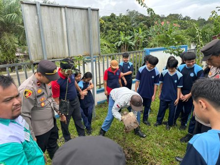 Polsek Siluq Ngurai Bersama PT KWL Tanamkan Kepedulian Lingkungan Lewat Aksi Tanam Pohon di SMPN 01 Siluq Ngurai